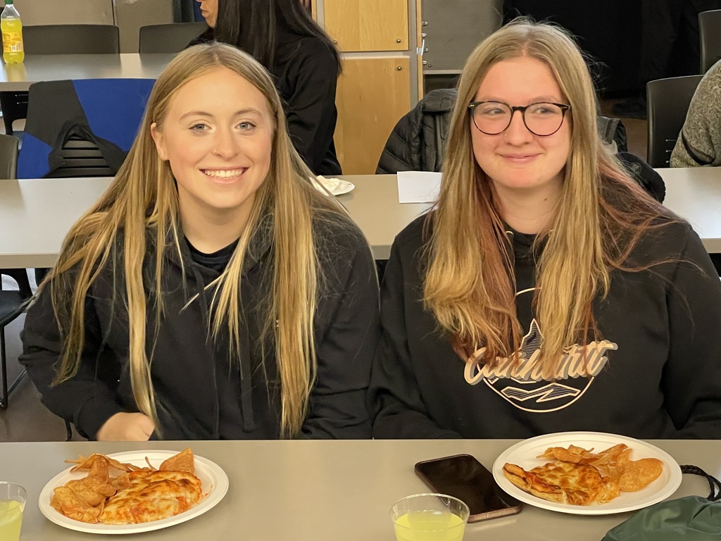 Students enjoy pizza at MVCC